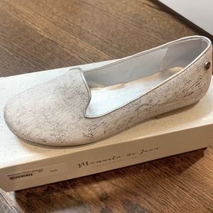 Gorgeous Manuela de Juan girls dress shoes. White with silver details size 33/2